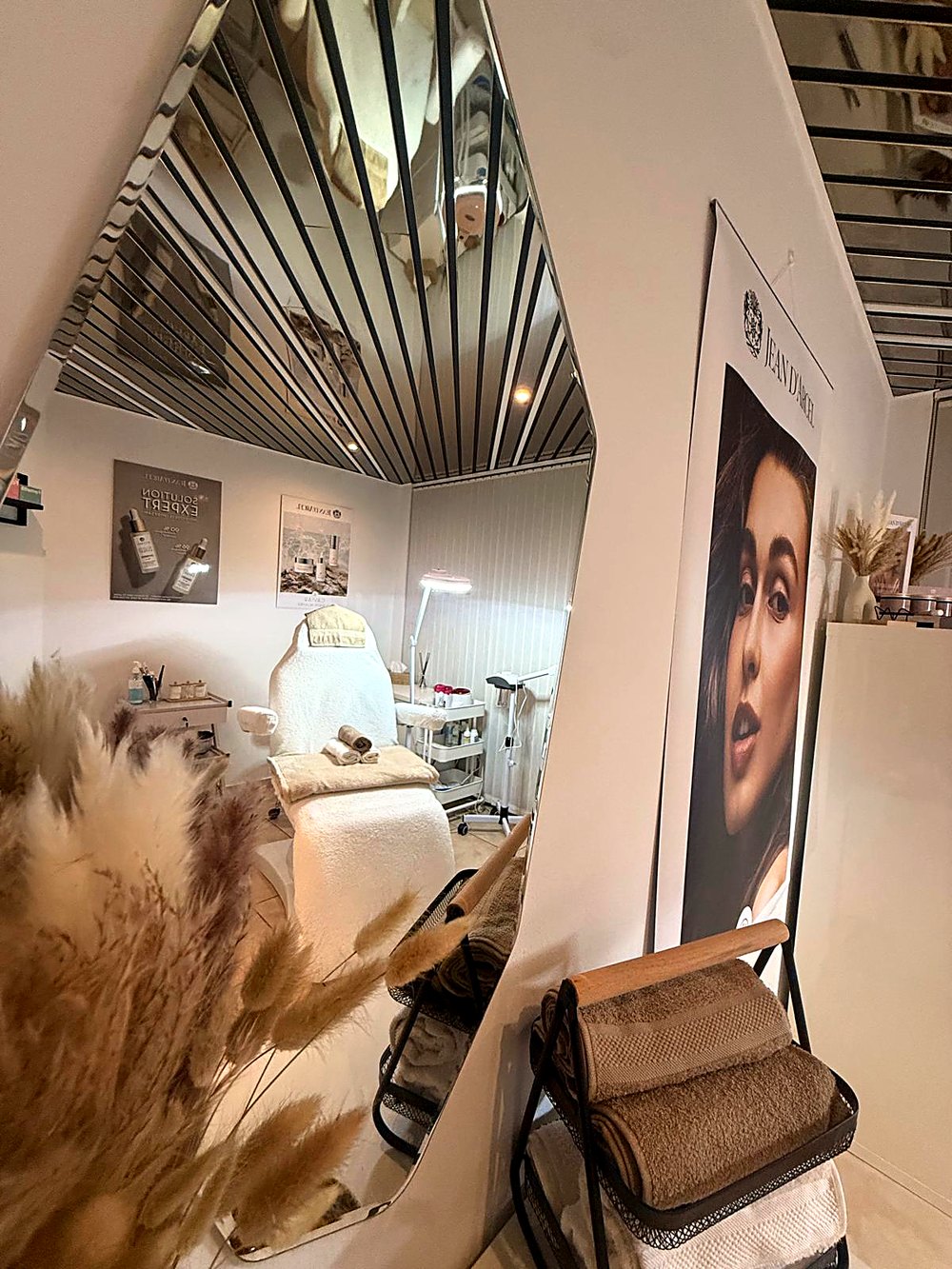 Blick durch den Spiegel ins Studio, mit Pampasgras